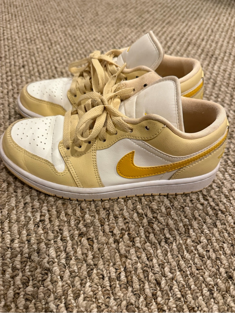 Women’s Size 7 Nike Air Jordan Sneakers White/Yellow Colorway